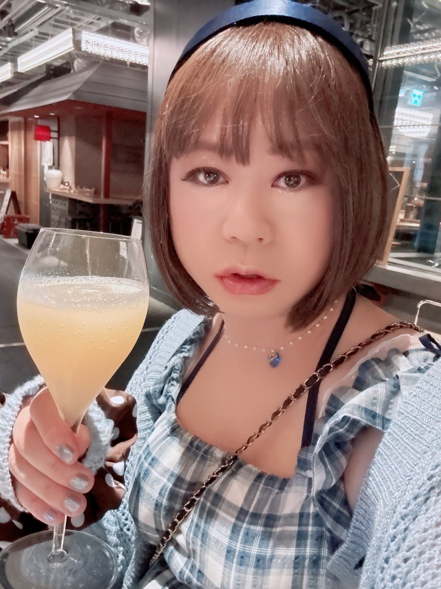 yamaaya26's tweet photo. 日曜おはよ❣️

昨日のA活
ランチじゃなく��普通に昼飲み💦😅
虎ノ門横丁イル・フリージオさんに入店
前も来てくれましたねって覚えてくれてた😆
イタリアンおでんとお寿司
ベーコンとモッツァレラトマト巾着美味しかった😋
お寿司も👍🍣
女子1人のみだったけどナンパはされませんでした（笑） https://t.co/6Hhzh66iER