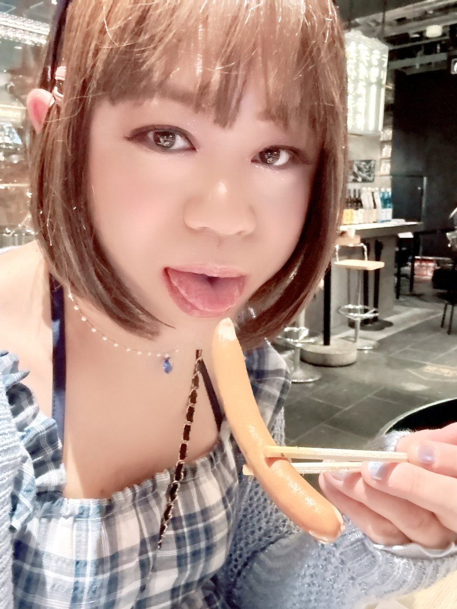 yamaaya26's tweet photo. 日曜おはよ❣️

昨日のA活
ランチじゃなく��普通に昼飲み💦😅
虎ノ門横丁イル・フリージオさんに入店
前も来てくれましたねって覚えてくれてた😆
イタリアンおでんとお寿司
ベーコンとモッツァレラトマト巾着美味しかった😋
お寿司も👍🍣
女子1人のみだったけどナンパはされませんでした（笑） https://t.co/6Hhzh66iER