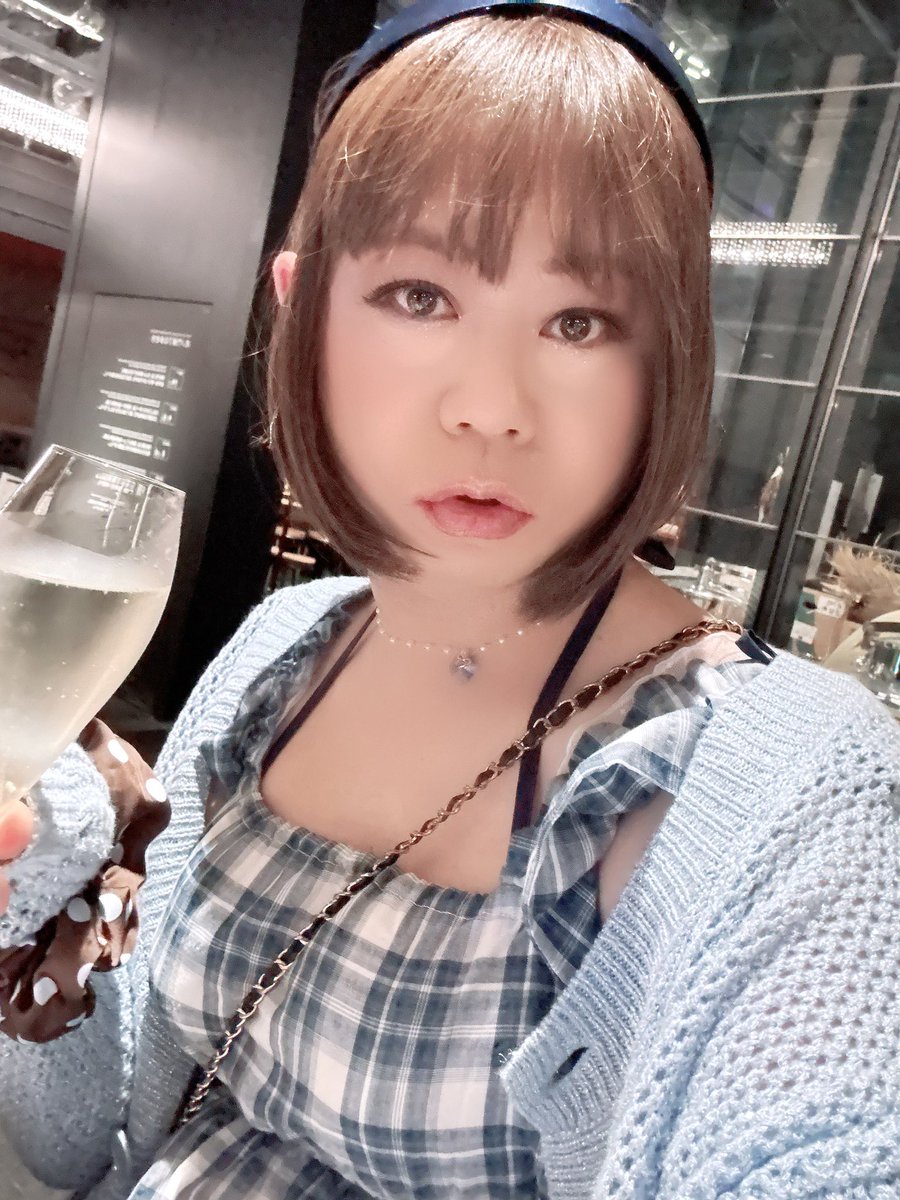 yamaaya26's tweet photo. 日曜おはよ❣️

昨日のA活
ランチじゃなく��普通に昼飲み💦😅
虎ノ門横丁イル・フリージオさんに入店
前も来てくれましたねって覚えてくれてた😆
イタリアンおでんとお寿司
ベーコンとモッツァレラトマト巾着美味しかった😋
お寿司も👍🍣
女子1人のみだったけどナンパはされませんでした（笑） https://t.co/6Hhzh66iER