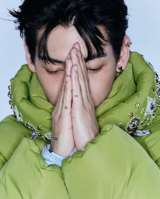 spinorbinmusic's tweet photo. BamBam sharing a heartfelt message of support for those affected by the ongoing floods in Thailand saying "Praying for all those in the flooded areas. Stay safe, everyone. Don't forget to take care of yourself" 🥹💚✨

Our king's heart is absolutely EVERYTHING! 👑💚 #BamBam #뱀뱀 https://t.co/HeWaVYgkBA