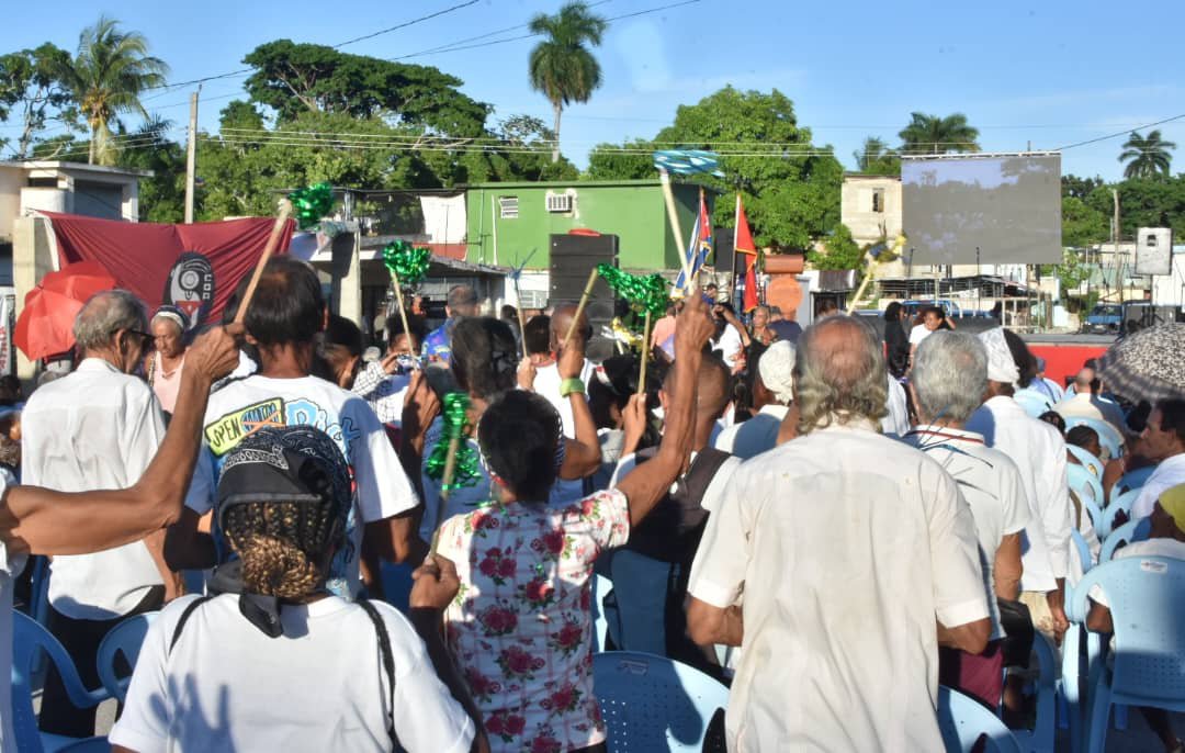 GHNordelo5's tweet photo. En La Güinera, Arroyo Naranjo, esperando a que comience el acto provincial por los #66AñosCDR y después, quitamos las sillas y se forma: ¡Concierto de @arnaldotalisman! #Cuba #CDRCuba https://t.co/CGh1Y1UUZM