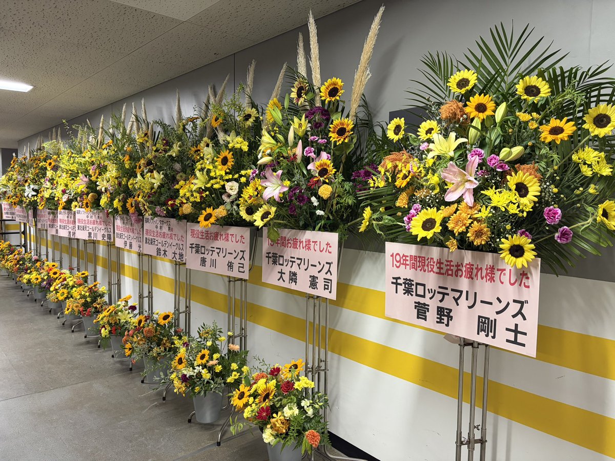 sbh_dome's tweet photo. #みずほPayPayドーム の選手通路には本当に写真を撮っても撮っても撮りきれないほどのお花が届いています💐

本日は #中村晃 選手の引退試合です🏟️

#sbhawks #ありがとう中村晃 https://t.co/7Zh8mQYfPX