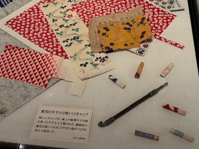 izumikyokamuse's tweet photo. 企画展「鏡花とすず」（開催中～11/3まで）では、すず夫人が鏡花のために手作りしたキセルの吸い口キャップの材料となった愛蔵の千代紙を初公開中！　はいばら、いせ辰、思成堂……と、当時の千代紙文化の豊かさを偲ばせます。そのコレクションは150点越え！　「すずの千代紙展」も夢ではありません。 https://t.co/ARpkhlMVAW