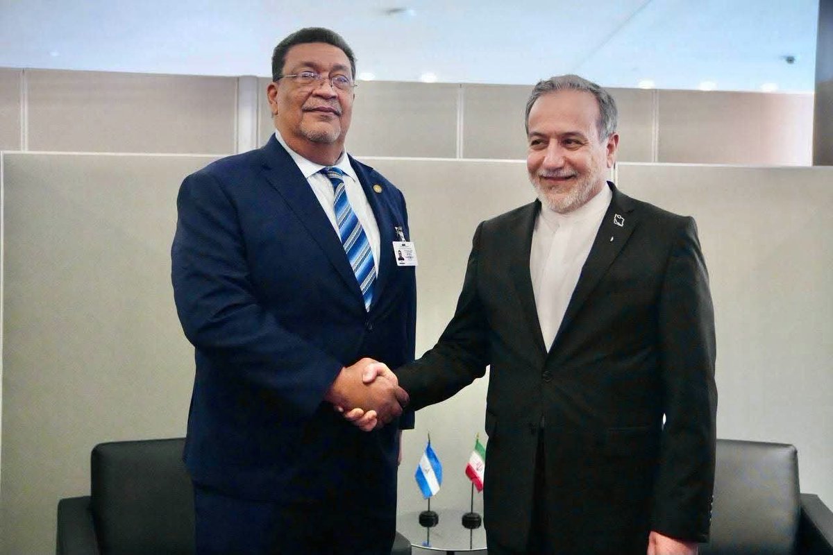 RManifiesto's tweet photo. 🇳🇮🇮🇷 Nicaragua e Irán fortalecen sus vínculos diplomáticos. El canciller nicaragüense Valdrack Jaentschke y su homólogo iraní, Seyed Abás Araghchi, sostuvieron un encuentro en el marco de las relaciones bilaterales entre ambos países, reafirmando el diálogo y la cooperación. https://t.co/wjtXUr1iQA