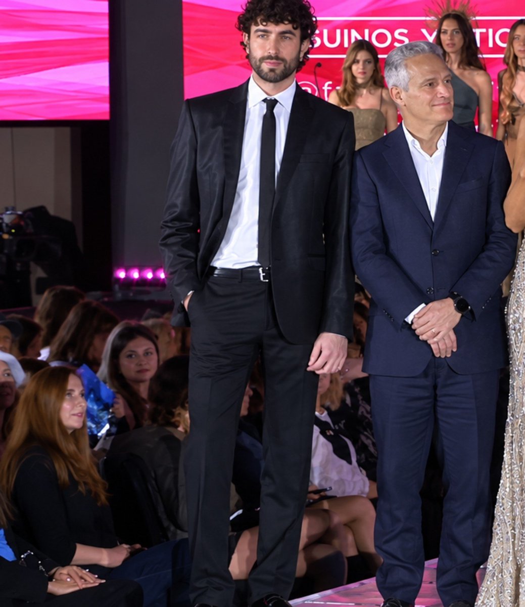 GabrielaLo10272's tweet photo. Cerrando el desfile...  estuvo impecable, hermoso como siempre. Estuve todo el desfile así😍😍. Lo amo, que orgullo💙🌵🥰 #Apostoles https://t.co/Nwkklv20eR