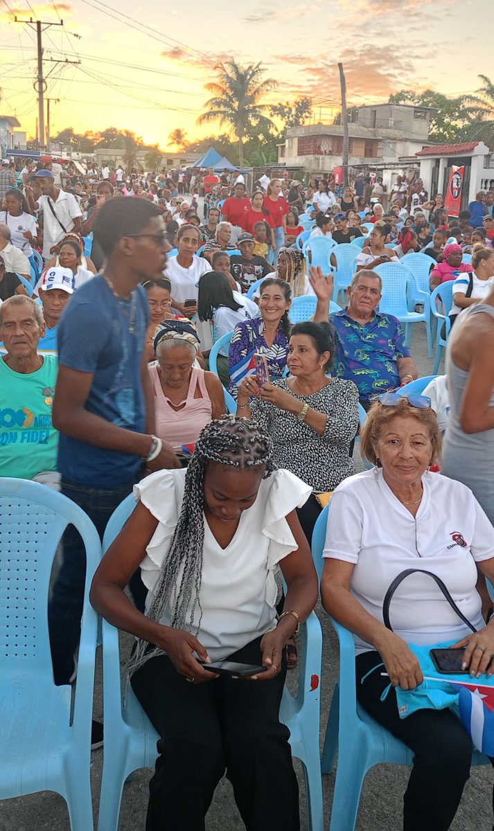 GHNordelo5's tweet photo. En La Güinera, Arroyo Naranjo, esperando a que comience el acto provincial por los #66AñosCDR y después, quitamos las sillas y se forma: ¡Concierto de @arnaldotalisman! #Cuba #CDRCuba https://t.co/CGh1Y1UUZM