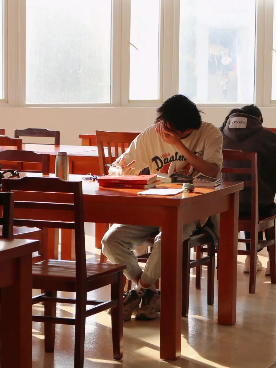 rjforjforfor's tweet photo. I encountered Kong Chenxiao, who looks a bit inferior when reading quietly in the corner of the campus. https://t.co/b1qXdKJ5j7