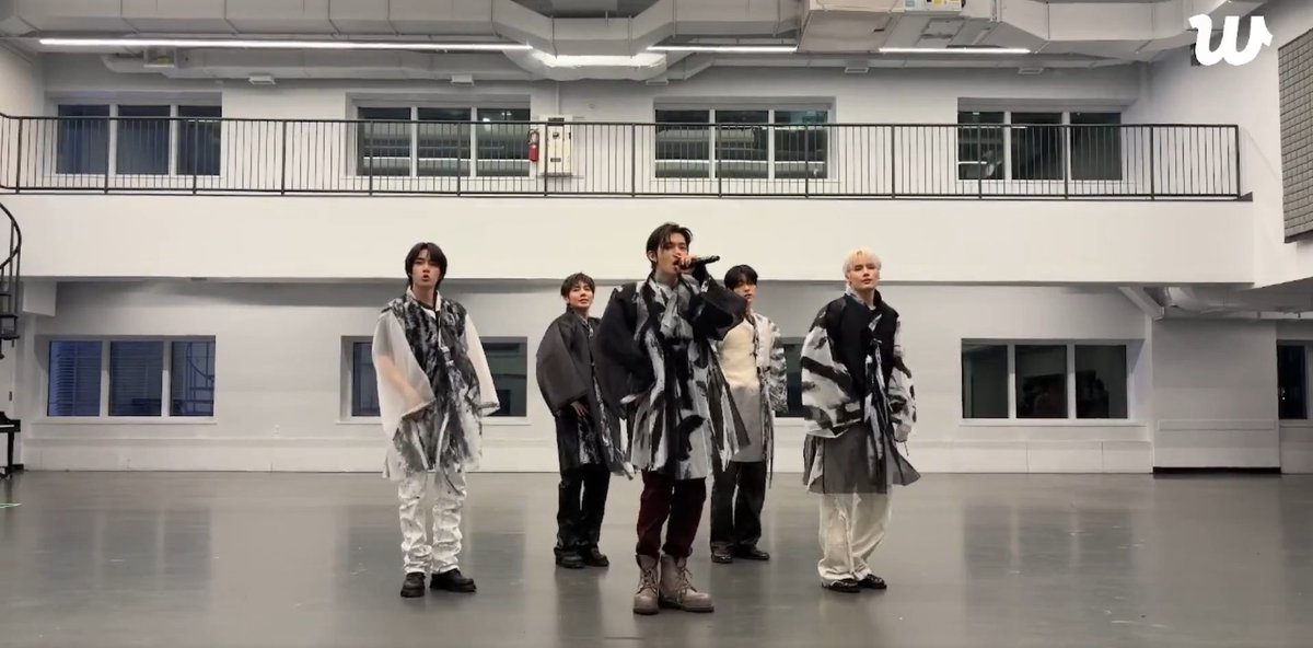 TXTintl_twt's tweet photo. Following the cancellation of the Global Citizen Festival, TXT delivered their scheduled festival set through a special Weverse LIVE today.

The group performed:

🎵 Blue Hour — Dance Break Ver.
🎵 Sugar Rush Ride — Buchaechum Ver.
🎵 0X1=LOVESONG (I Know I Love You)
🎵 Beauty and a Beat — Justin Bieber
🎵 Magic — Dance Break Ver.

#TOMORROW_X_TOGETHER 
#투모로우바이투게더