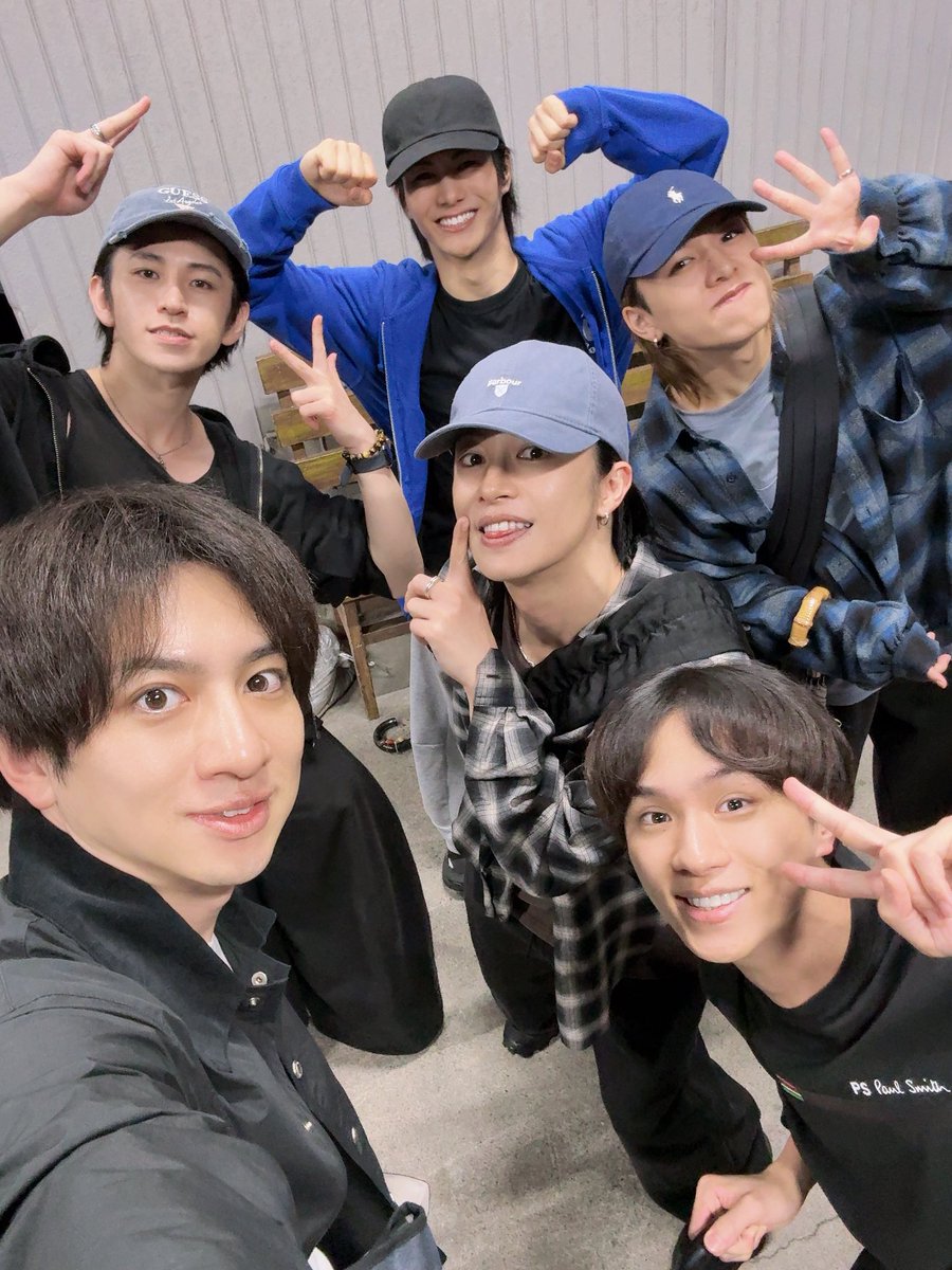 ikko0305cho's tweet photo. おっはよ！！
昨日の夜あげ忘れて下書きに入っちゃってた。
元気な四年生のみんなと🙌
稽古も残り１週間だ！再演いよいよだね！
今日も頑張って〜？？ https://t.co/NCOJTua7Yv