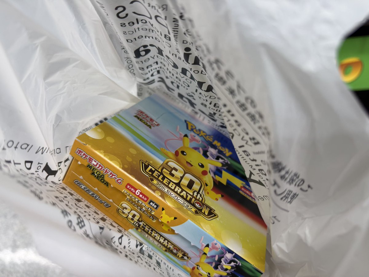 tkyr0321's tweet photo. 昨日ヨドバシ上野のゲリラ販売で買えた🙌
なんと会計まで2時間も待ったが、無事に買えてよかった！！！

開封結果は…🫠🫠🫠
FUR全く出ません、、、

#ポケモンカード
#30thCELEBRATION
#ヨドバシカメラマルチメディア上野 https://t.co/NE1Rawf3qz