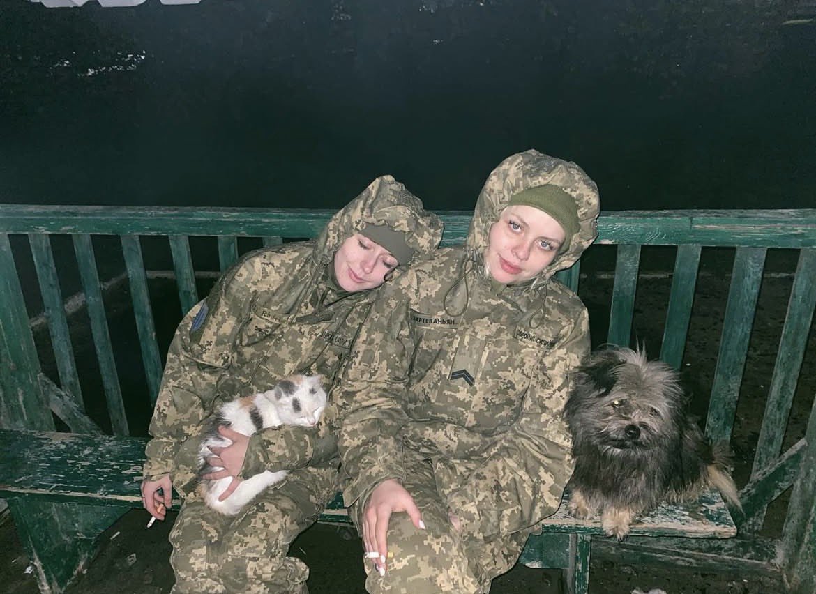 Jameschat01's tweet photo. Dear world,
Even when everything falls apart, We are still here.
Still alive.
Still Ukrainian 

#ukraine #ukrainiangirl #ukrainerussiawar #ukrainians https://t.co/reKBXNECJx