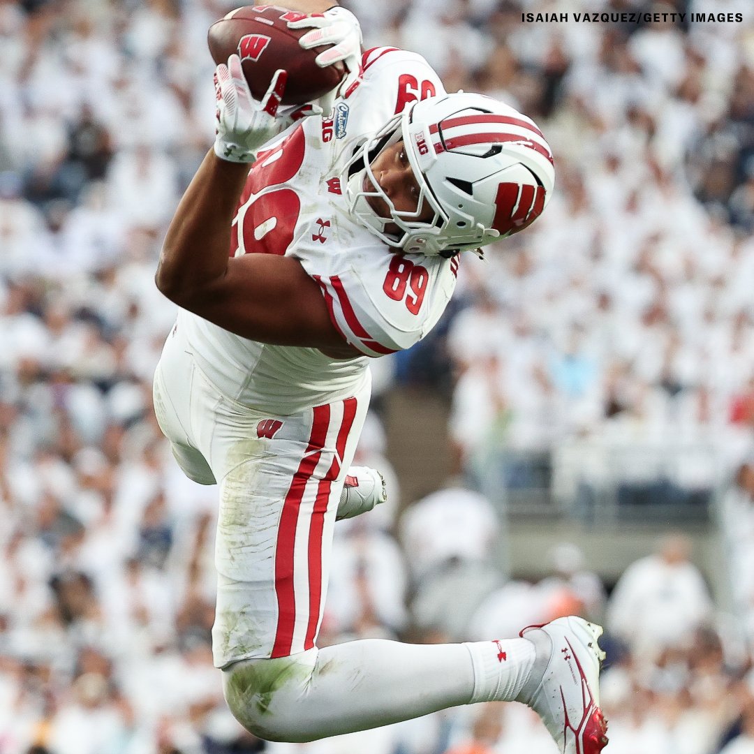 ESPNInsights's tweet photo. THE BADGERS CAME ROARING BACK‼️

Penn State entered Saturday having won 64 straight games when leading by 10+ points in the 4th quarter since 2018.

Wisconsin snaps that streak with its largest comeback victory since 2006! https://t.co/jrYRKVZ5rQ