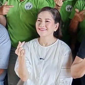 gethaback's tweet photo. nasa magkaibang lugar kahapon pero parehong may pa-finger heart 😋 https://t.co/cJDAcI9ojb