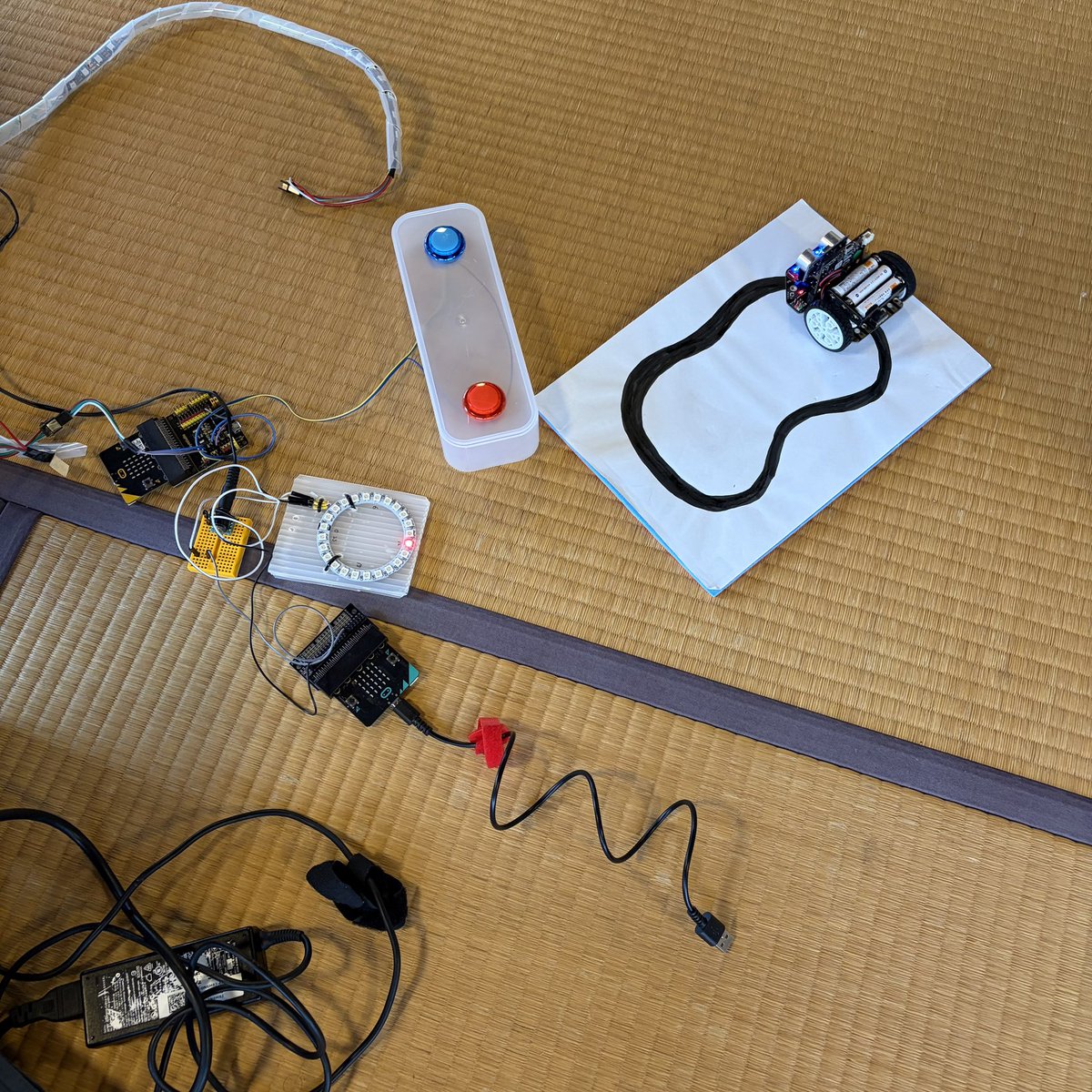 kwaka1208's tweet photo. 畳の部屋だと移動が自由で楽だ #coderdojo #japan #nara #BeCool #microbit https://t.co/u1m6EMygQI