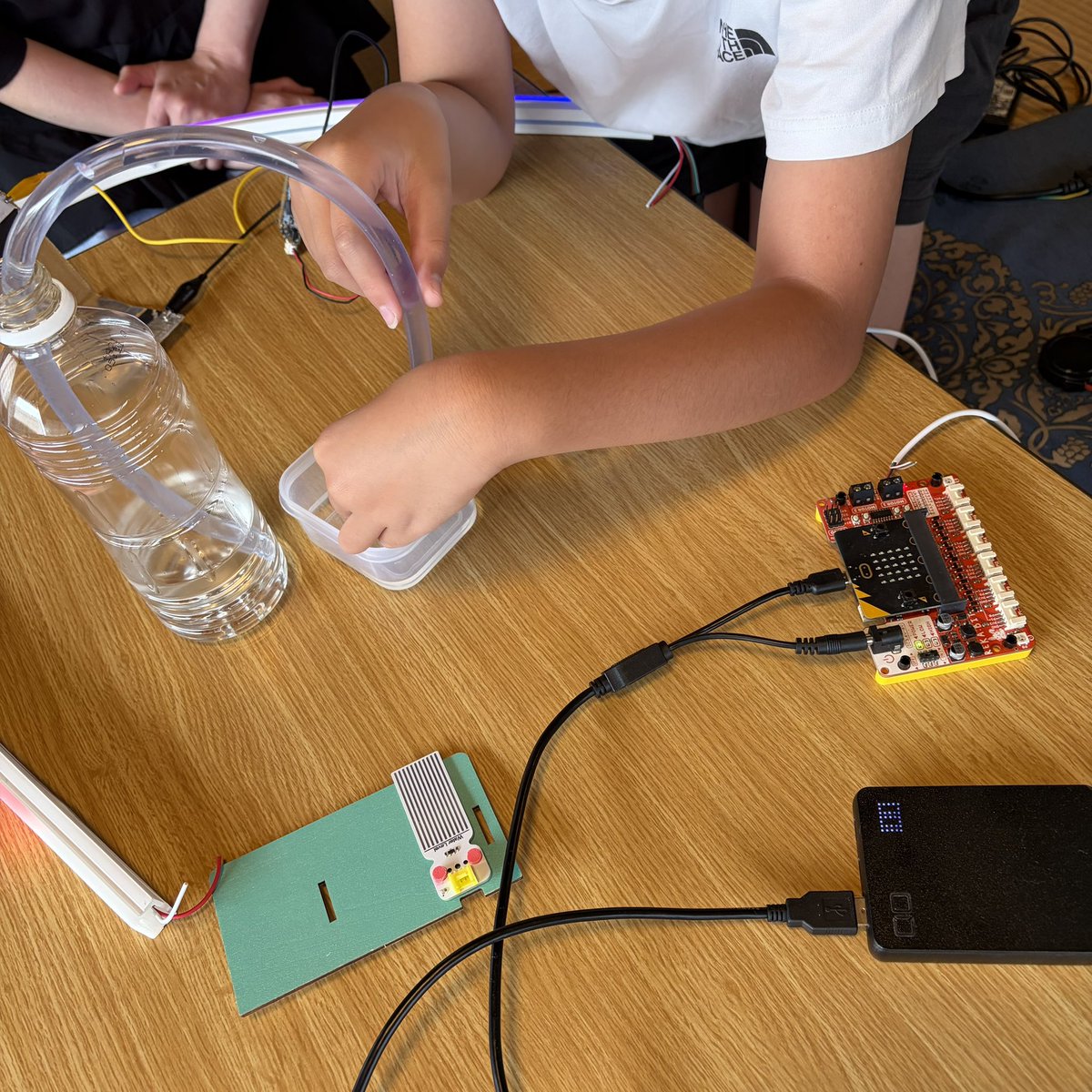 kwaka1208's tweet photo. 畳の部屋だと移動が自由で楽だ #coderdojo #japan #nara #BeCool #microbit https://t.co/u1m6EMygQI