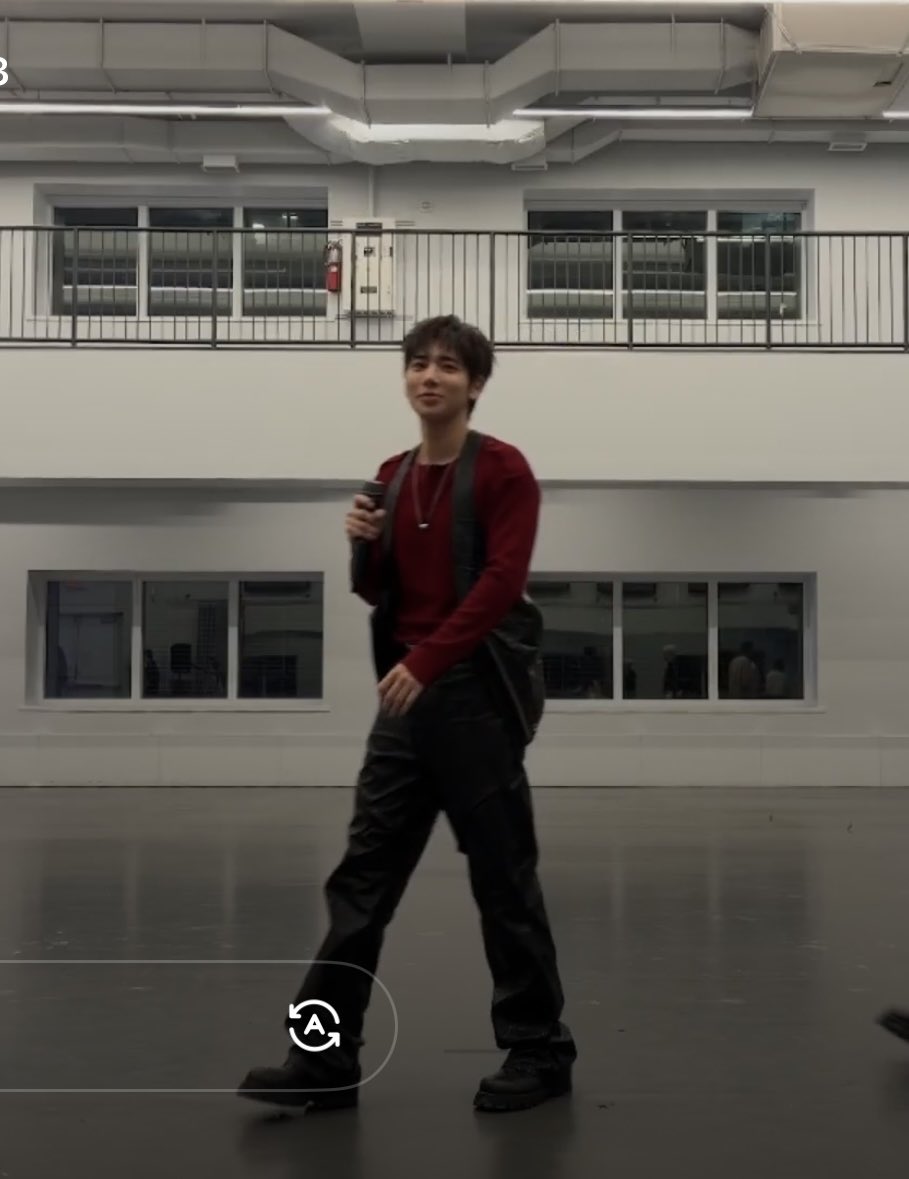lucey0608's tweet photo. 벅뚜벅뚜 걸어오는 냥이 https://t.co/oAJ5npqQv0
