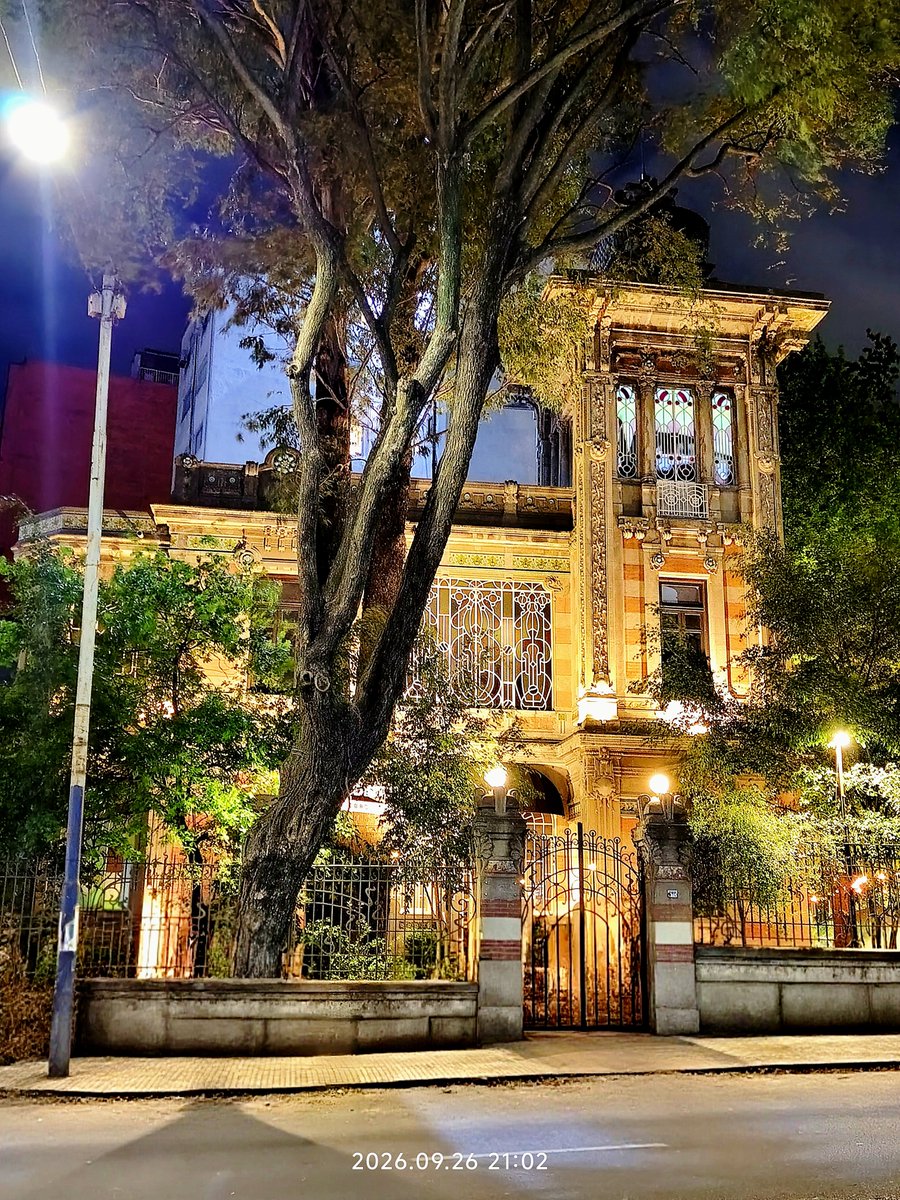 JohnRingoPaul's tweet photo. Mucho se habla del Pepe Batlle pero poco se aprecia q en medio d sus presidencias otro gran presidente se encargó d "cuidarle" el cargo. Esta era su casa d verano. Claudio Williman, presidente de🇺🇾 entre 1907 y 1911 la mandó a construir en 1905 en el novel balneario d los Pocitos https://t.co/sXFOVobeHl