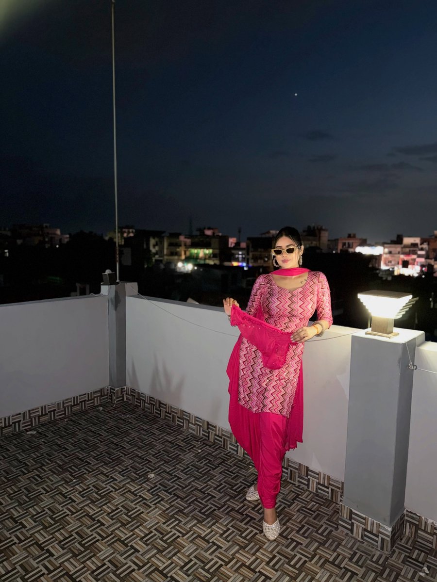 StefaniEnnnfa's tweet photo. Desi girl aesthetic unlocked. City lights, pink nights, and rooftop talks. https://t.co/0D7QhSvmim