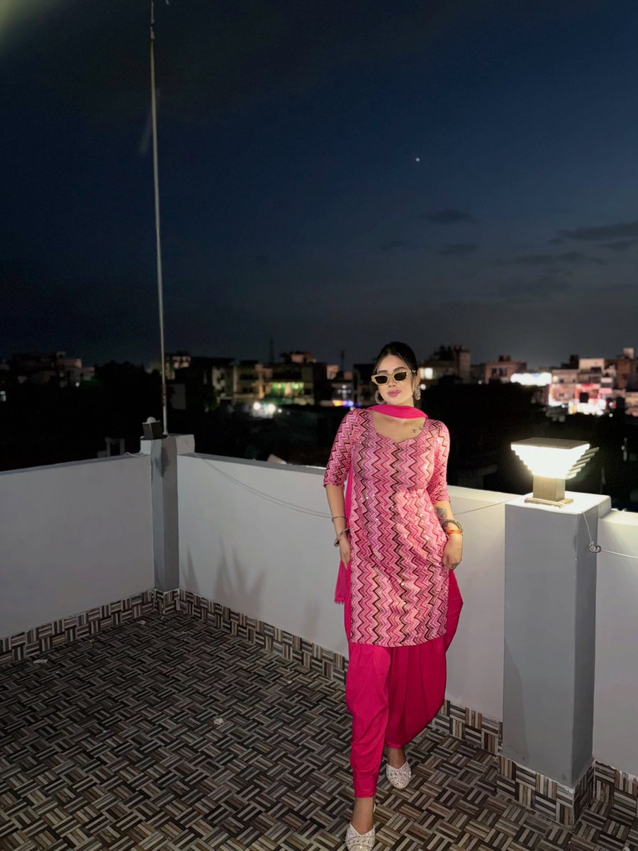StefaniEnnnfa's tweet photo. Desi girl aesthetic unlocked. City lights, pink nights, and rooftop talks. https://t.co/0D7QhSvmim