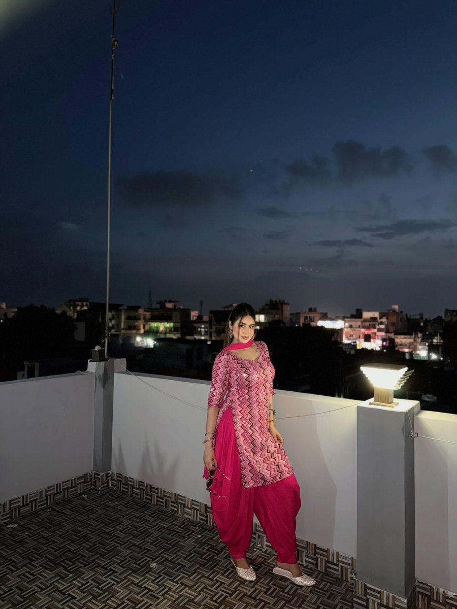 StefaniEnnnfa's tweet photo. Desi girl aesthetic unlocked. City lights, pink nights, and rooftop talks. https://t.co/0D7QhSvmim