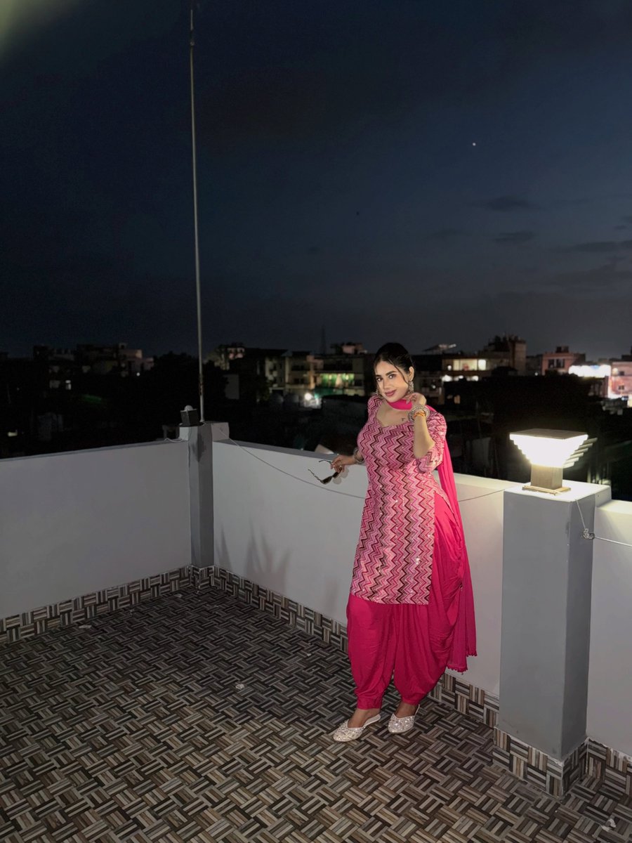 StefaniEnnnfa's tweet photo. Desi girl aesthetic unlocked. City lights, pink nights, and rooftop talks. https://t.co/0D7QhSvmim
