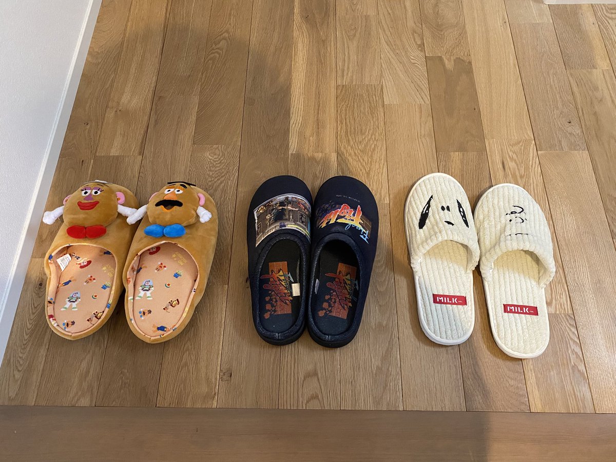 FunamushiS's tweet photo. 今日はお客さんが来るのでスリッパを用意…したものの、我が家、客を迎えるためのスリッパが無いな！ https://t.co/YbsxB0m31H