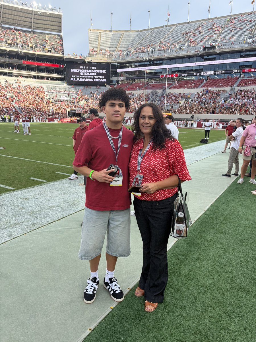 Dennis_2a1's tweet photo. @AlabamaFTBL 35-10 halftime. What an experience. #ROLLTIDE @T_BirdFootball @LapisiLegacy https://t.co/eCMICrVcAN