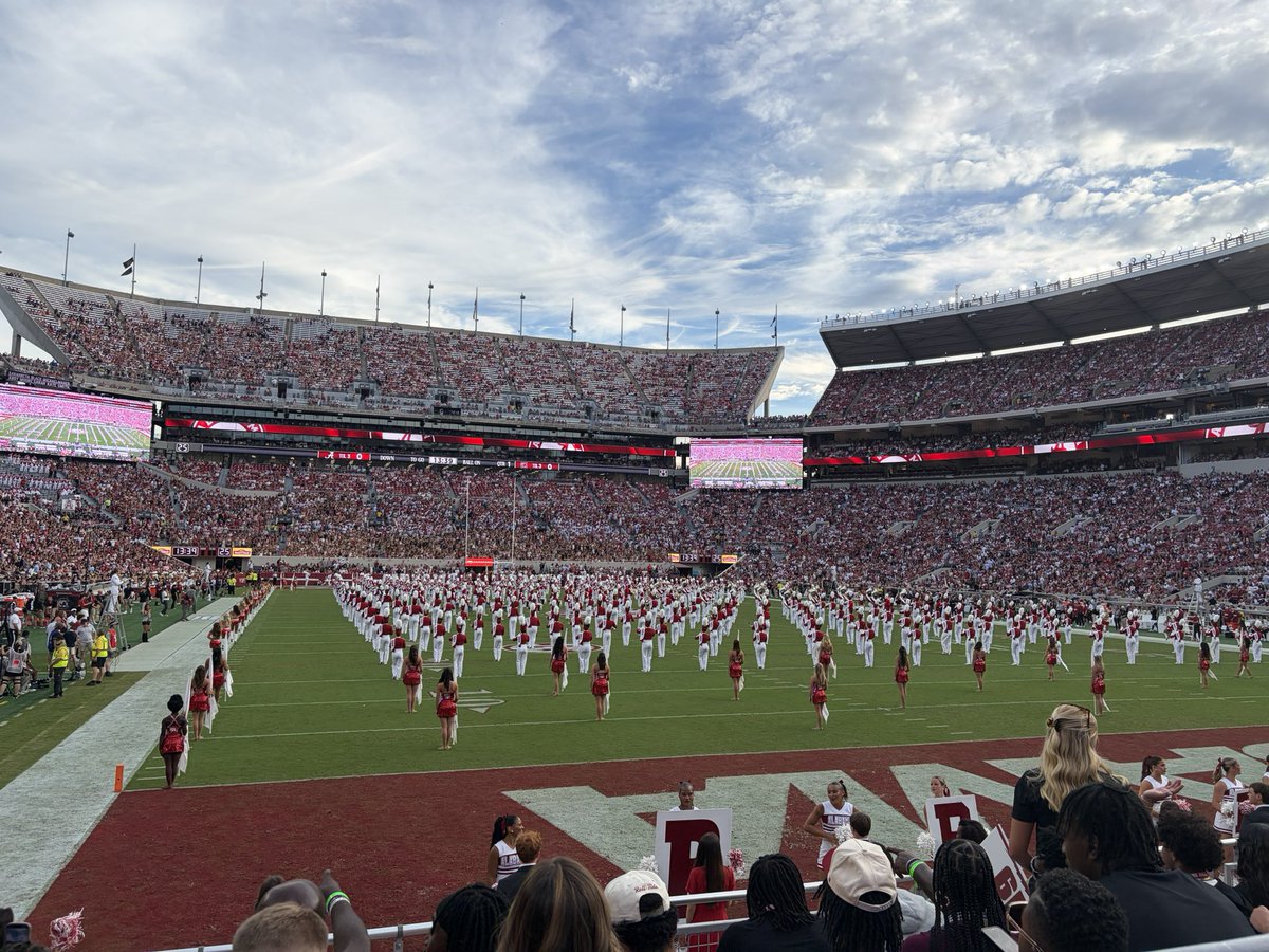 Dennis_2a1's tweet photo. @AlabamaFTBL 35-10 halftime. What an experience. #ROLLTIDE @T_BirdFootball @LapisiLegacy https://t.co/eCMICrVcAN