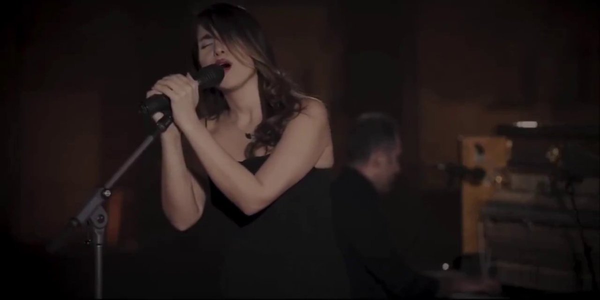 infobae's tweet photo. EL RÉGIMEN DE IRÁN CONFIRMÓ LA CONDENA A 74 LATIGAZOS A UNA CANTANTE POR REALIZAR UN CONCIERTO SIN VELO

El régimen de Irán confirmó la condena a 74 latigazos, dos años de prohibición de cantar y de salir del país contra la cantante Parastoo Ahmadi por difundir en internet un concierto grabado sin velo en un caravasar de la provincia de Qom a fines de 2024.

La Sala 16 del Tribunal de Apelación de Qom rechazó los recursos de la defensa y dejó firme el fallo que la Sala 122 del Tribunal Penal de la provincia dictó en junio. La resolución también alcanzó a cuatro músicos y a otras cuatro personas vinculadas con la producción del espectáculo, quienes recibieron las mismas penas.

Infobae 📎 https://t.co/mfKDHVa1As