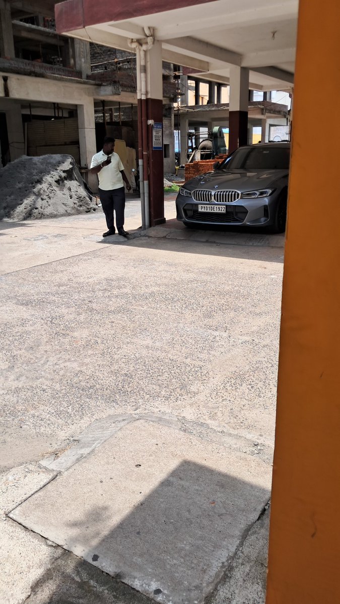 Sahasra1955's tweet photo. @tn_incometax @IncomeTaxIndia @FinMinIndia @nsitharamanoffc @officeofPCM @PIB_India @pibchennai @SwachhBharatGov @swachhbharat @MoHUA_India @MoJSDDWS PRANAAM 🙏 first  clean up the trash you have employed as drivers in Income tax dept In Puducherry who assault &amp; manhandle  senior citizens over car parking conflicts in residential buildings&amp;the arrogant Anbazhagan who pulls rank as IRS OFFICER https://t.co/oDhwVFKdvv