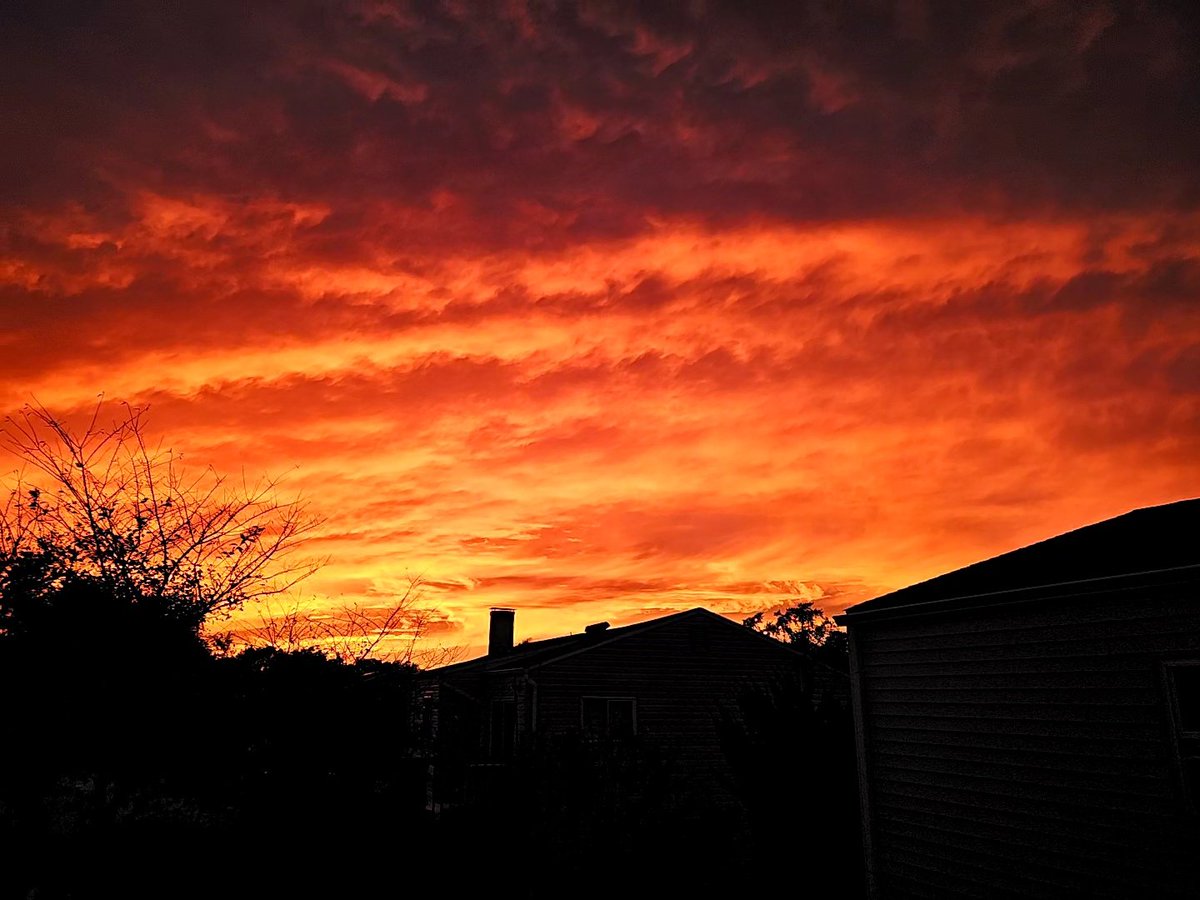 rtbass52's tweet photo. @ScottLoBaido The Best sunset all summer!..  100%..    We had a great view from long Island.. https://t.co/lsfMgT16ED