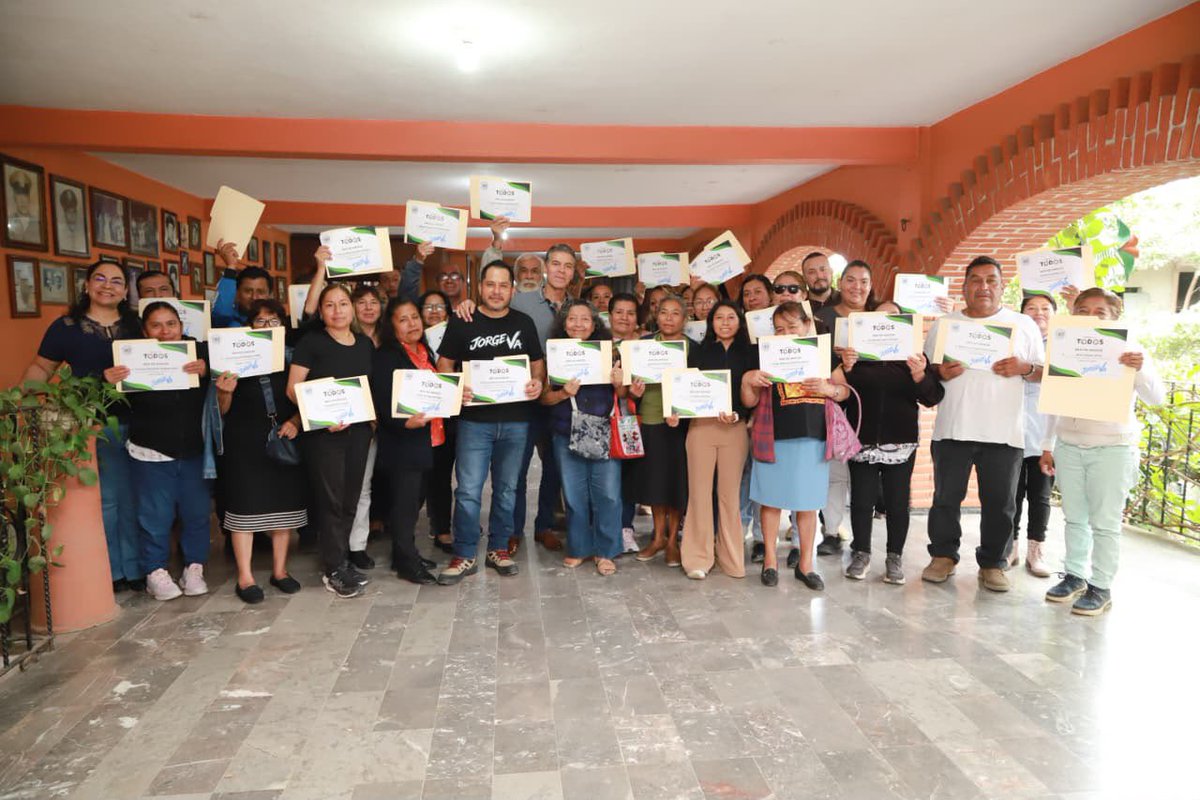 JorgeVillacana's tweet photo. Hoy me reuní con la Red de Amigos. 

Mujeres y hombres que saldrán a recorrer la ciudad para conocer de primera mano los problemas cotidianos que parecen pequeños, pero afectan a todos.

La tarea es caminar, observar y recoger lo que viven los colonos. 

#Oaxaca es de todos. https://t.co/kiVgAVbgxJ