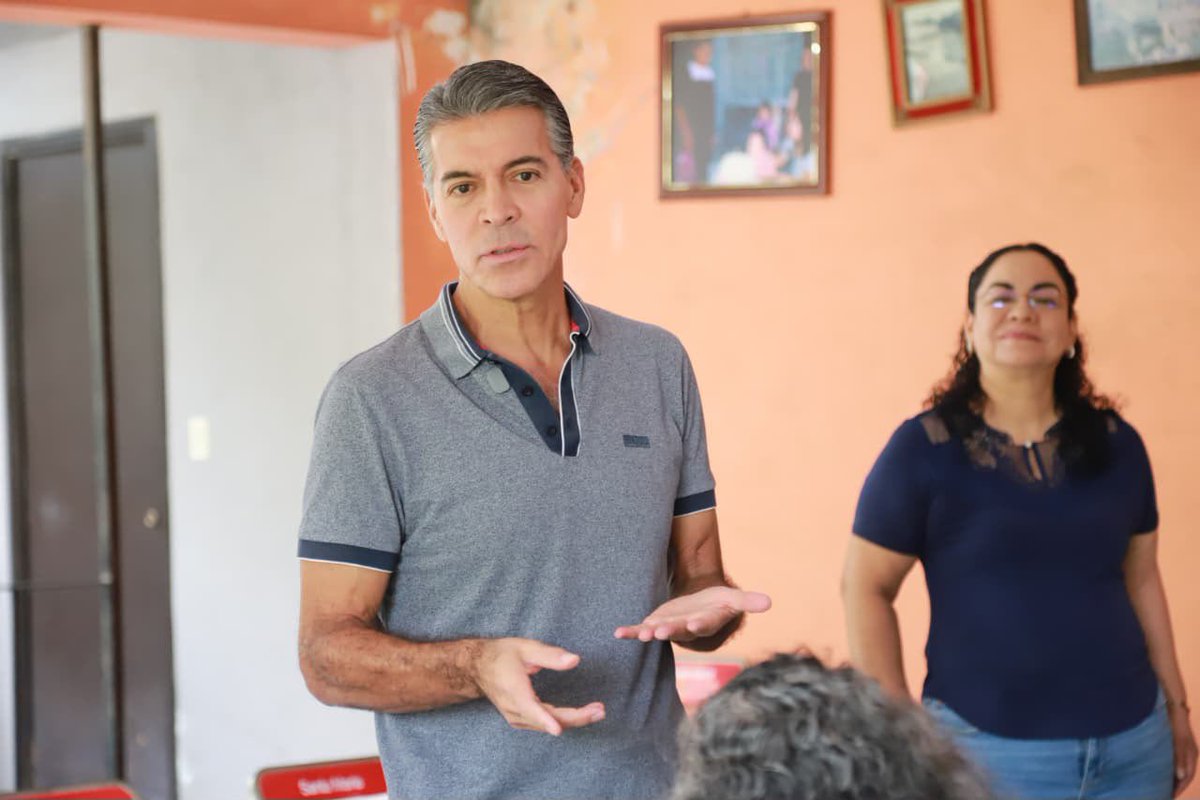 JorgeVillacana's tweet photo. Hoy me reuní con la Red de Amigos. 

Mujeres y hombres que saldrán a recorrer la ciudad para conocer de primera mano los problemas cotidianos que parecen pequeños, pero afectan a todos.

La tarea es caminar, observar y recoger lo que viven los colonos. 

#Oaxaca es de todos. https://t.co/kiVgAVbgxJ
