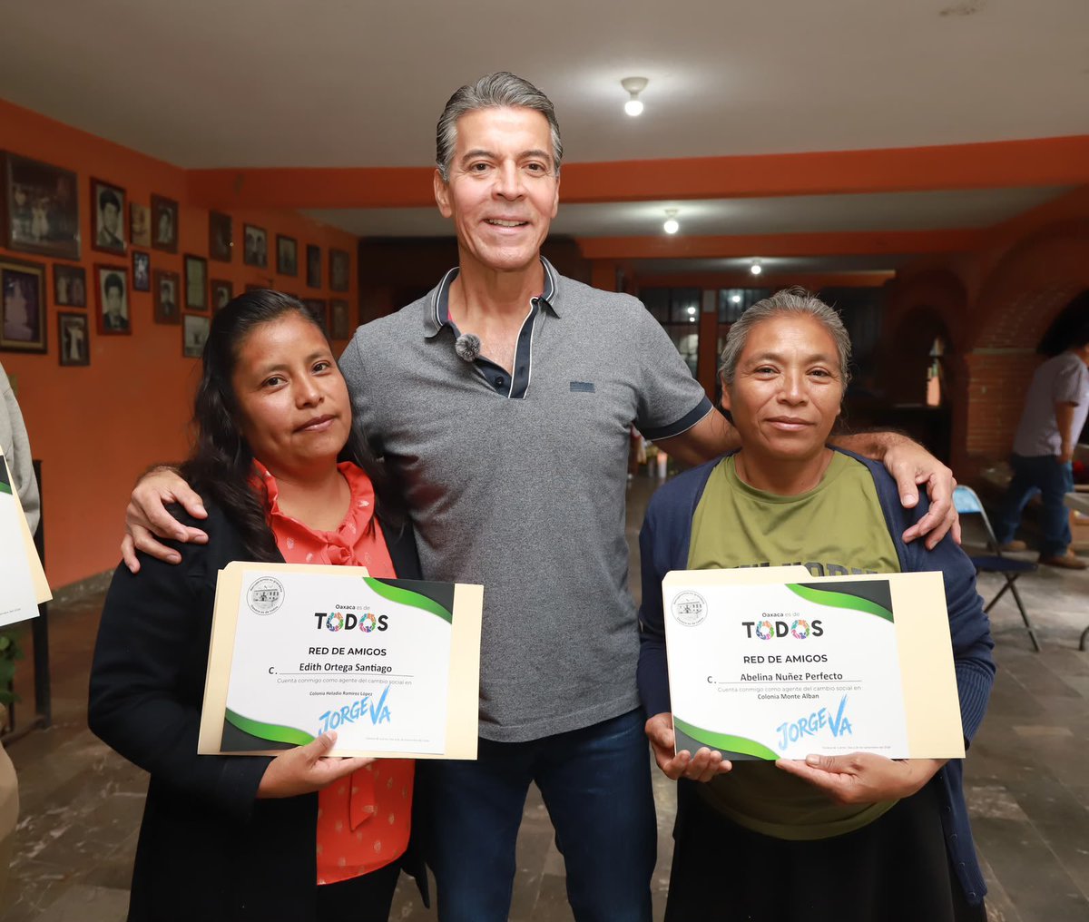 JorgeVillacana's tweet photo. Hoy me reuní con la Red de Amigos. 

Mujeres y hombres que saldrán a recorrer la ciudad para conocer de primera mano los problemas cotidianos que parecen pequeños, pero afectan a todos.

La tarea es caminar, observar y recoger lo que viven los colonos. 

#Oaxaca es de todos. https://t.co/kiVgAVbgxJ