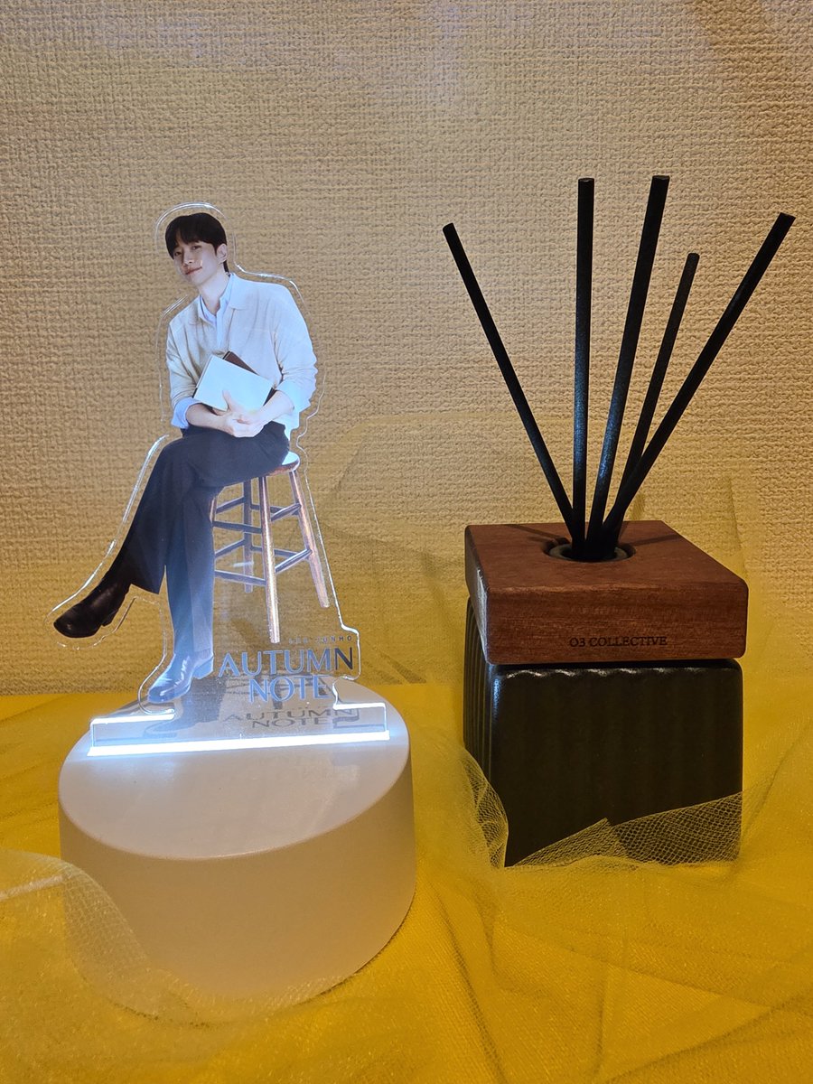 junho_kaoru0125's tweet photo. ルームフラグランスと一緒に
2026 LEE JUNHO FANMEETING in Seoul 'AUTUMN NOTE'のMD ライトスタンド💛テプンも置いてみたけどかわいい🥰
#이준호 #LEEJUNHO
 #기안장 #キアン荘2 https://t.co/R174lKwWR1