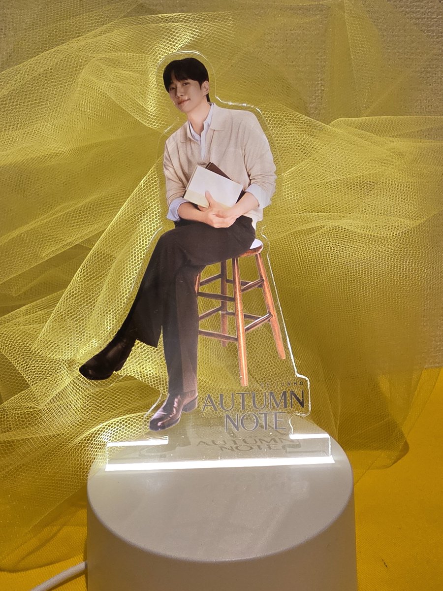 junho_kaoru0125's tweet photo. ルームフラグランスと一緒に
2026 LEE JUNHO FANMEETING in Seoul 'AUTUMN NOTE'のMD ライトスタンド💛テプンも置いてみたけどかわいい🥰
#이준호 #LEEJUNHO
 #기안장 #キアン荘2 https://t.co/R174lKwWR1