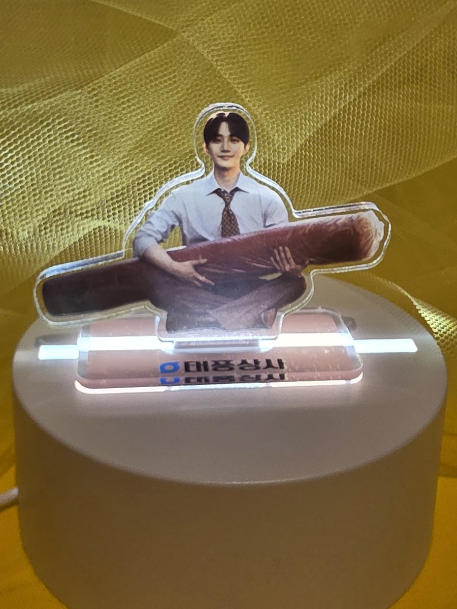 junho_kaoru0125's tweet photo. ルームフラグランスと一緒に
2026 LEE JUNHO FANMEETING in Seoul 'AUTUMN NOTE'のMD ライトスタンド💛テプンも置いてみたけどかわいい🥰
#이준호 #LEEJUNHO
 #기안장 #キアン荘2 https://t.co/R174lKwWR1