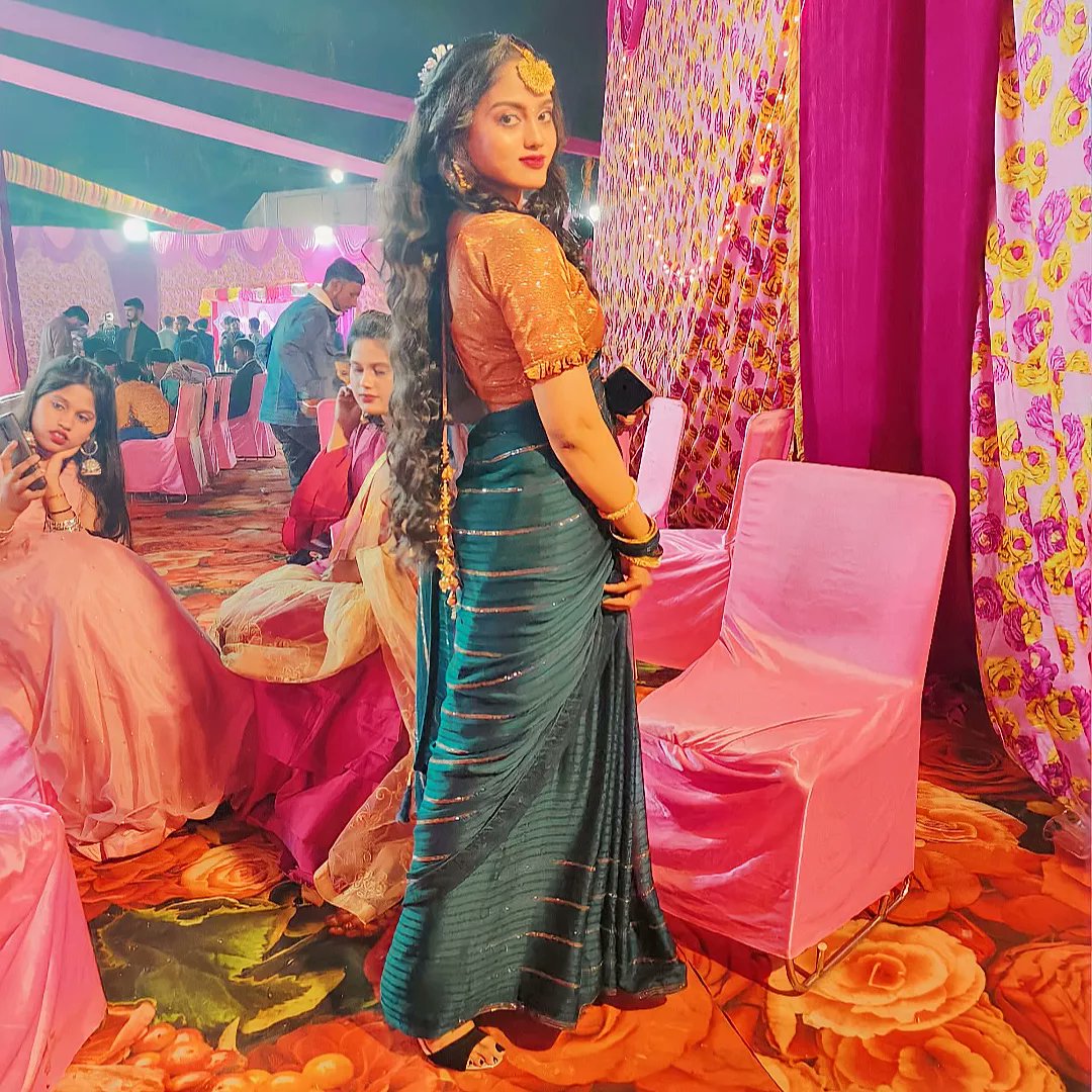 JanettaMarple's tweet photo. Gorgeous woman in a gorgeous saree! https://t.co/udc7n930Ej