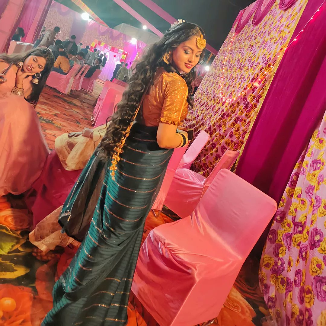 JanettaMarple's tweet photo. Gorgeous woman in a gorgeous saree! https://t.co/udc7n930Ej