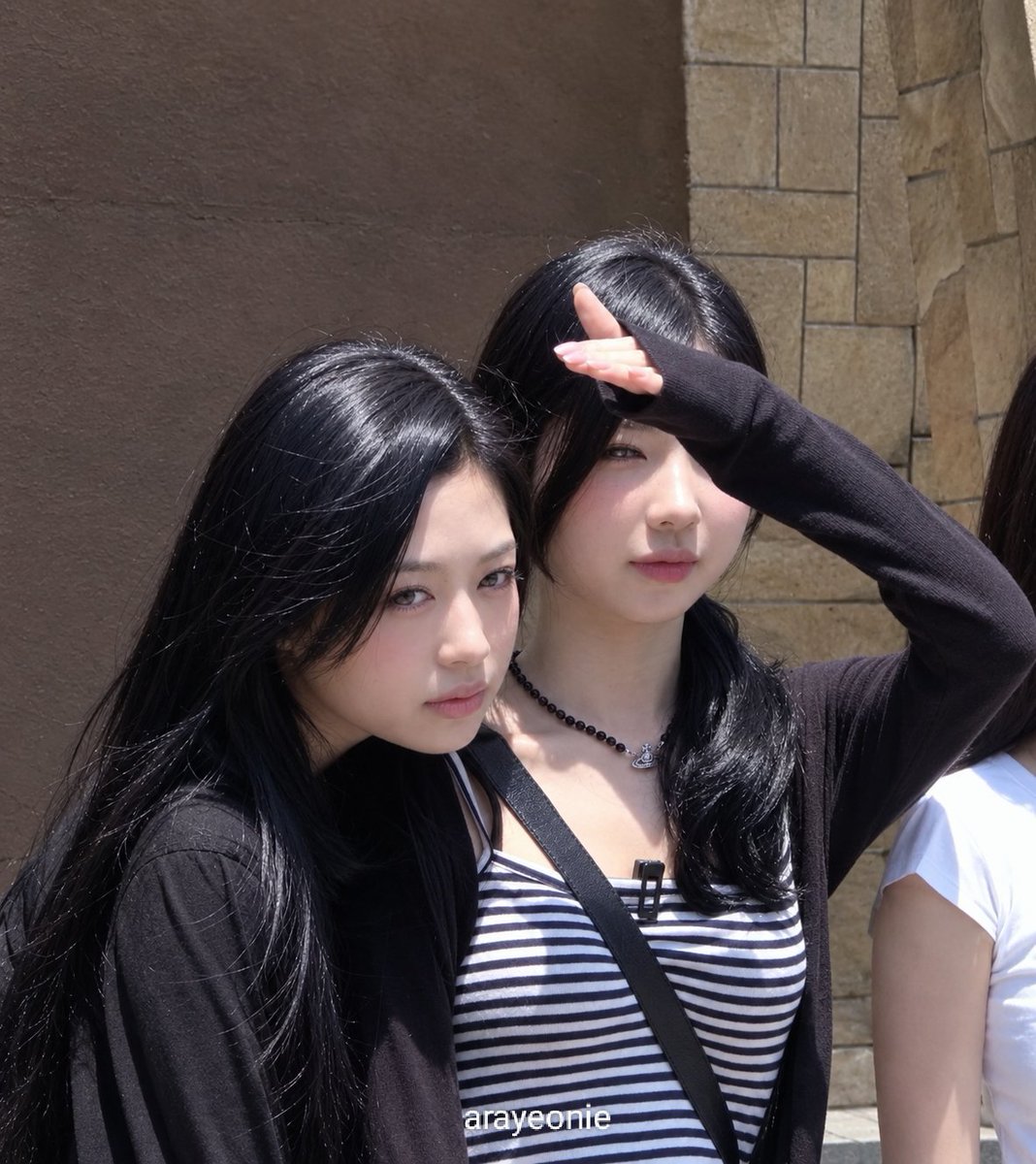 myamerin's tweet photo. asa~chan shield ahyeonnie against sunlight how cute april buddies 
🐰🦋💖💖💖💖

#asahyeon https://t.co/CfKdhs9pLp