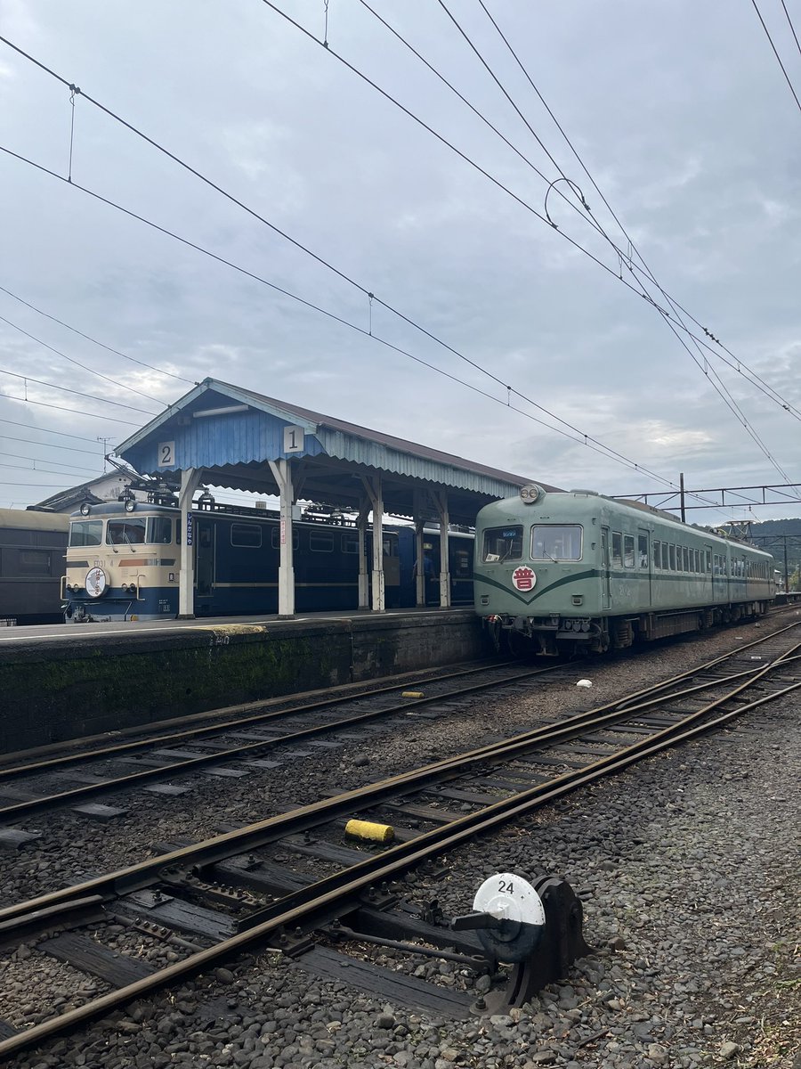 0126_morry's tweet photo. 新金谷駅に停車中のED31-4と留置されている12系客車
#大井川鐵道
#ED31
#12系客車 https://t.co/24lmKIPllW