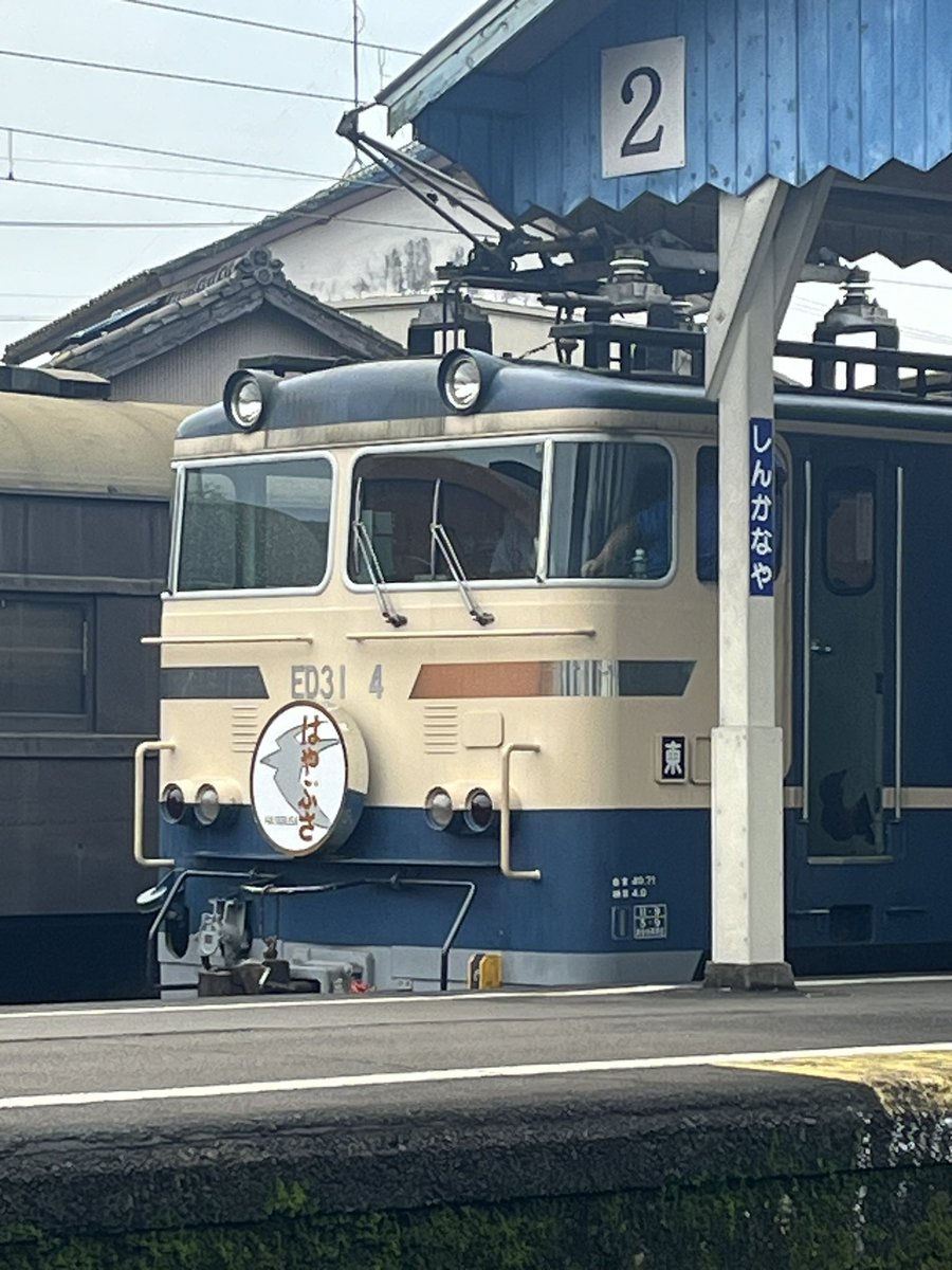 0126_morry's tweet photo. 新金谷駅に停車中のED31-4と留置されている12系客車
#大井川鐵道
#ED31
#12系客車 https://t.co/24lmKIPllW