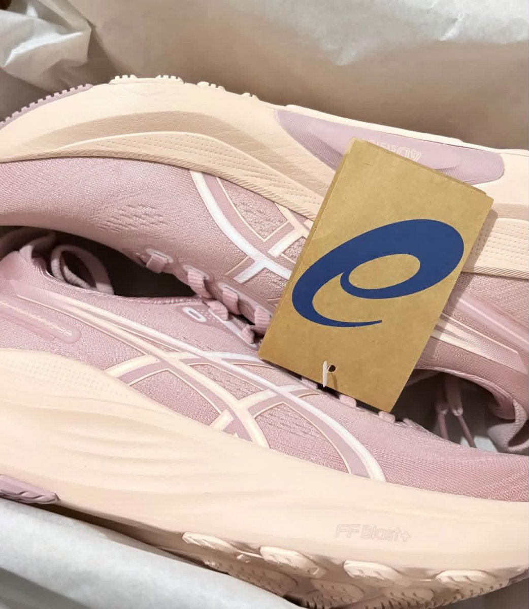 eyyowawa's tweet photo. Guys preloved sepatu asics gel kayano aku jual 900rb aja BU buat bayar kuliah soalnya #wts #preloved https://t.co/4VuFBuMhWi