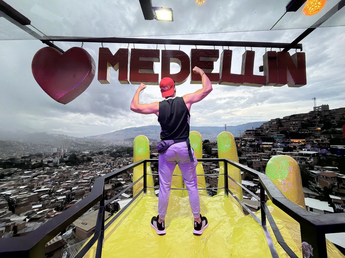 CristianPvD's tweet photo. Todo que ver Medellín ❤️‍🩹❤️, desde la comuna 13 https://t.co/gCLUzJaDFW