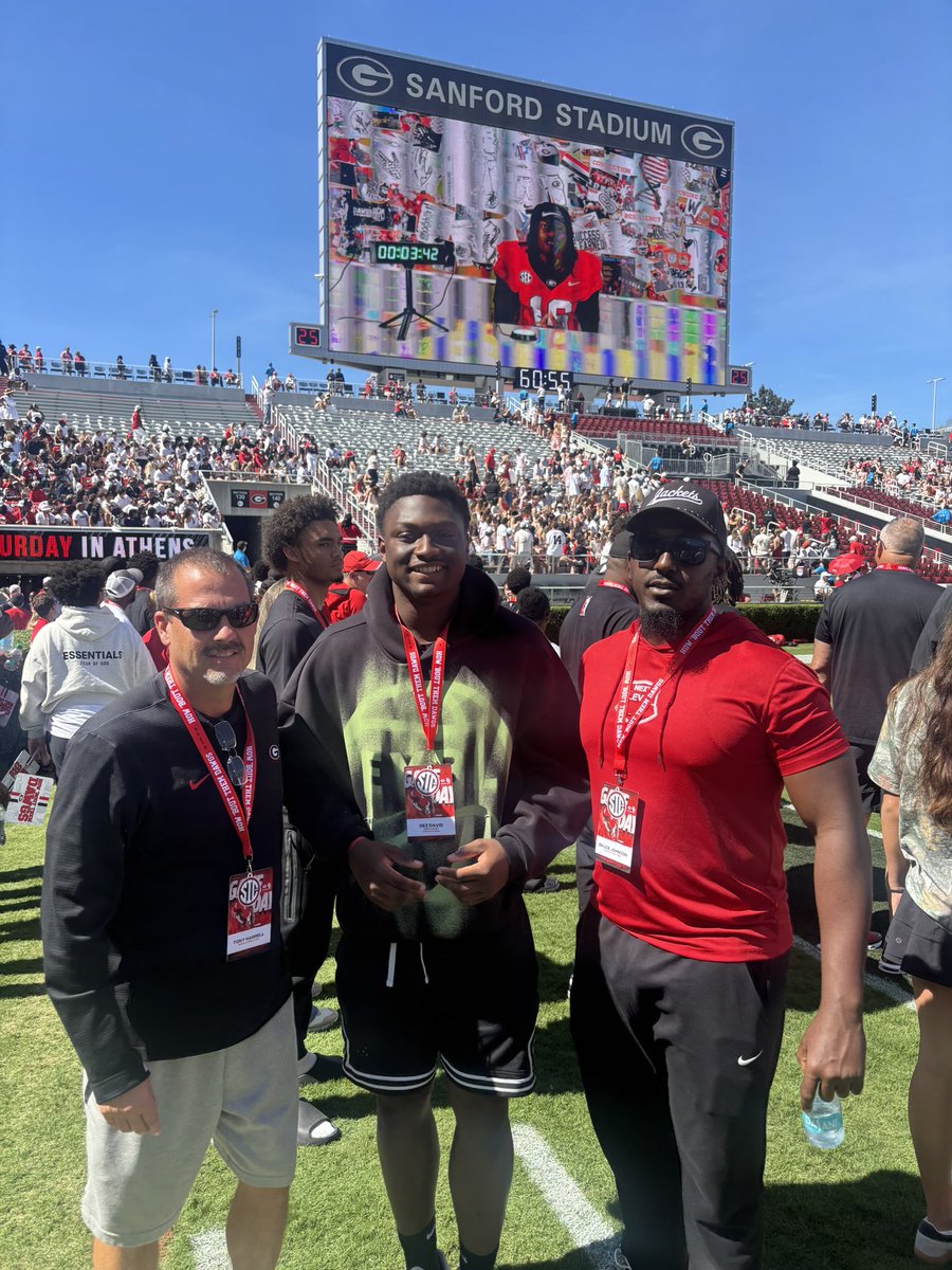 DezDavis45's tweet photo. After a great visit , I wanna thank Coach @sirknight95 for Blessing with an offer from @GeorgiaFootball https://t.co/SU1ohSu3tF