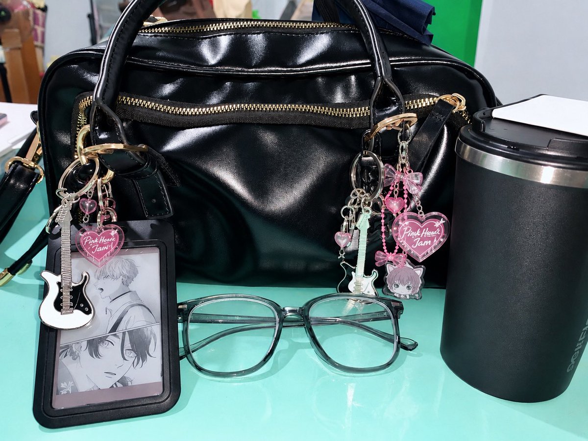 crstnae's tweet photo. loving my little office bag with my PHJ cutiee keychains 🥹💗🖤
#PinkHeartJam #ピンクハートジャム https://t.co/wngnro7GxY
