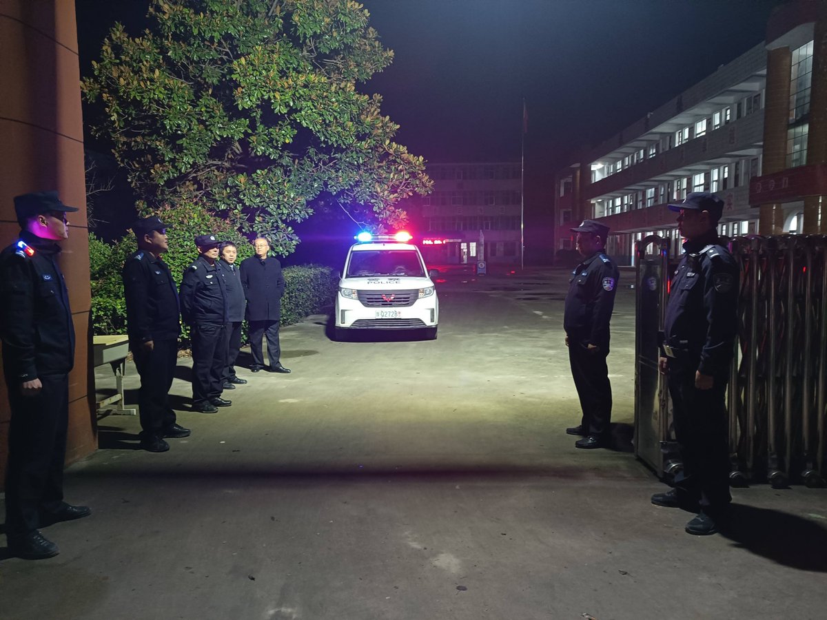 king_cmh's tweet photo. "Work late at the office, the weird night guard and security guards are really waiting outside the building, let's take a quick look." https://t.co/S2K5OS3NDX