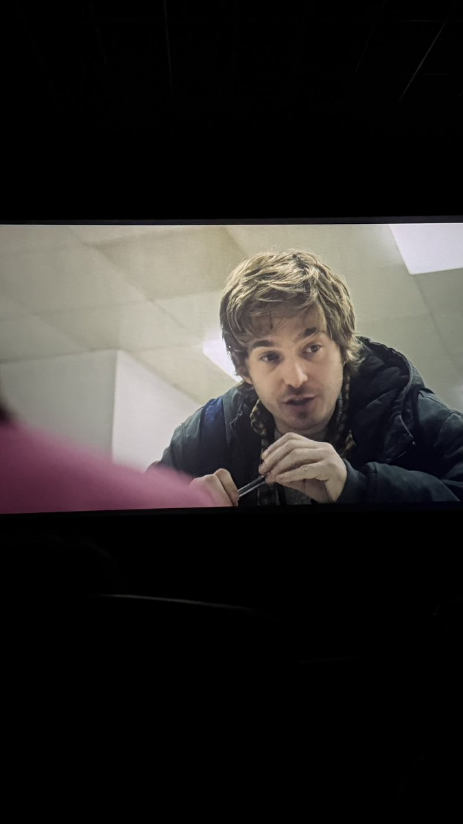 josefth_'s tweet photo. Gente oque eu simplesmente detestei e achei super sem sentido nesse filme foi aquela doida sair do carro sem motivo algum e morrendo de graça em meio a um apocalipse, eles poderiam ter trocado essa parte por algum bixo ter atacado o carro e ela morreria faria mais sentido https://t.co/RnJ0GDaG4I