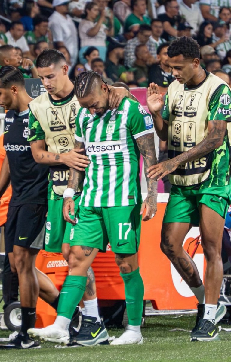 WillyRodri13's tweet photo. Por eso es que no hay que desearle el mal a nadie, porque todo se devuelve.

Los mismos hinchas de Nacional que se burlaban de las lesiones de Falcao, hoy reciben la noticia que el Chicho Arango se rompió el ligamento cruzado, precisamente en un partido contra Millonarios. https://t.co/AaYWgnP45T