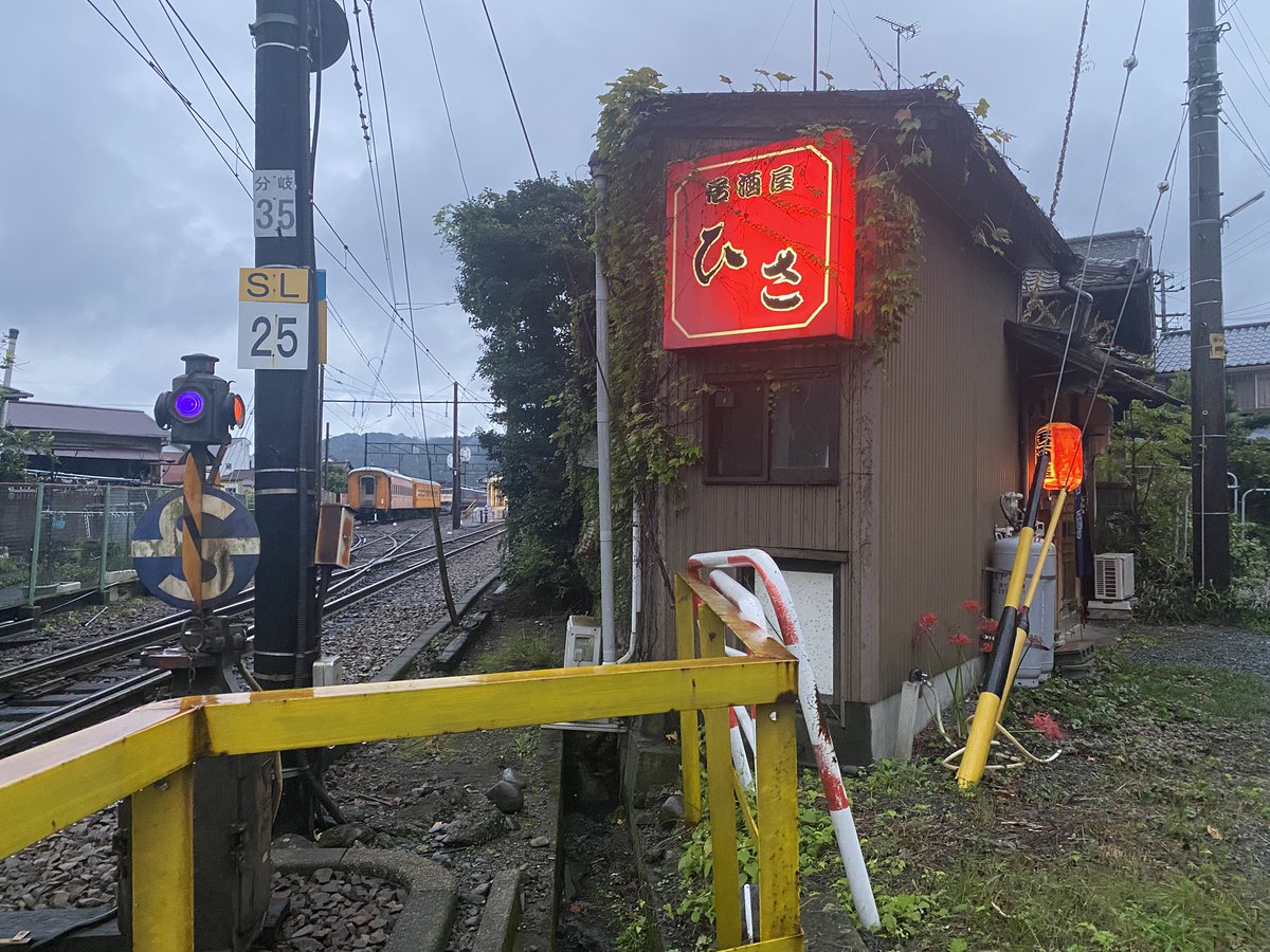nihonsushikai's tweet photo. 静岡県島田市金谷「居酒屋ひさ」
新金谷駅から徒歩1分程、線路際で灯る赤提灯が目印。店内はL字型のカウンターに小上がり。お母様の時代からこの地で営業を続ける。店内にメニューは無くケースに入った食材を選んで注文する。陽気な常連さんとも会話が弾む、フレンドリーな酒場に再訪を誓う。 https://t.co/SdwXiiuYUZ